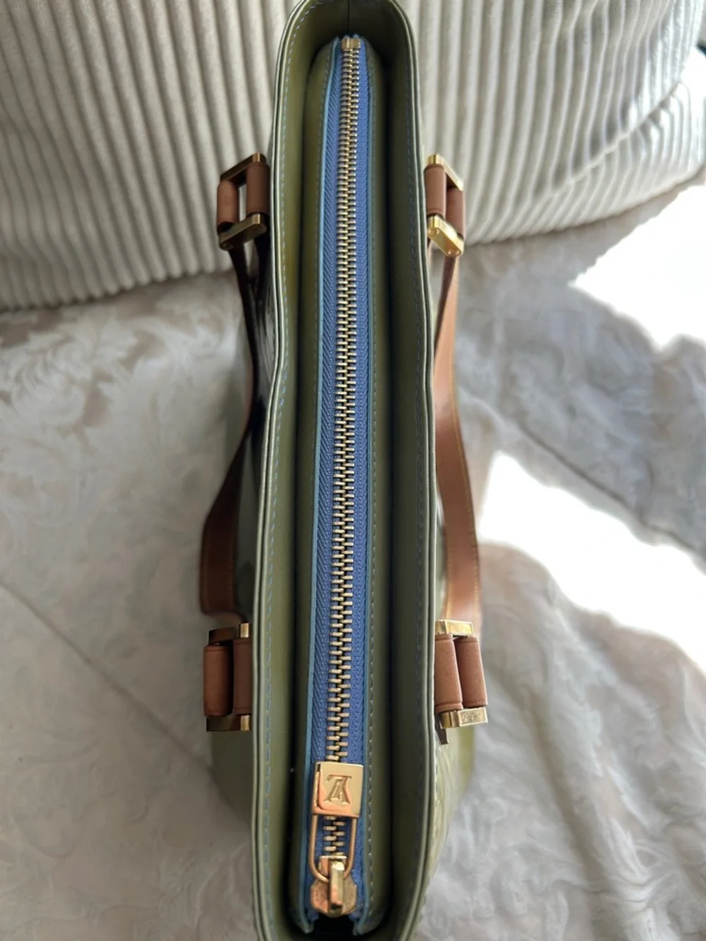 7007. ✨LUXURY✨Louis Vuitton Olive Vernis MonoTote w/ Tan Leather Handles. COA. - Picture 3 of 16